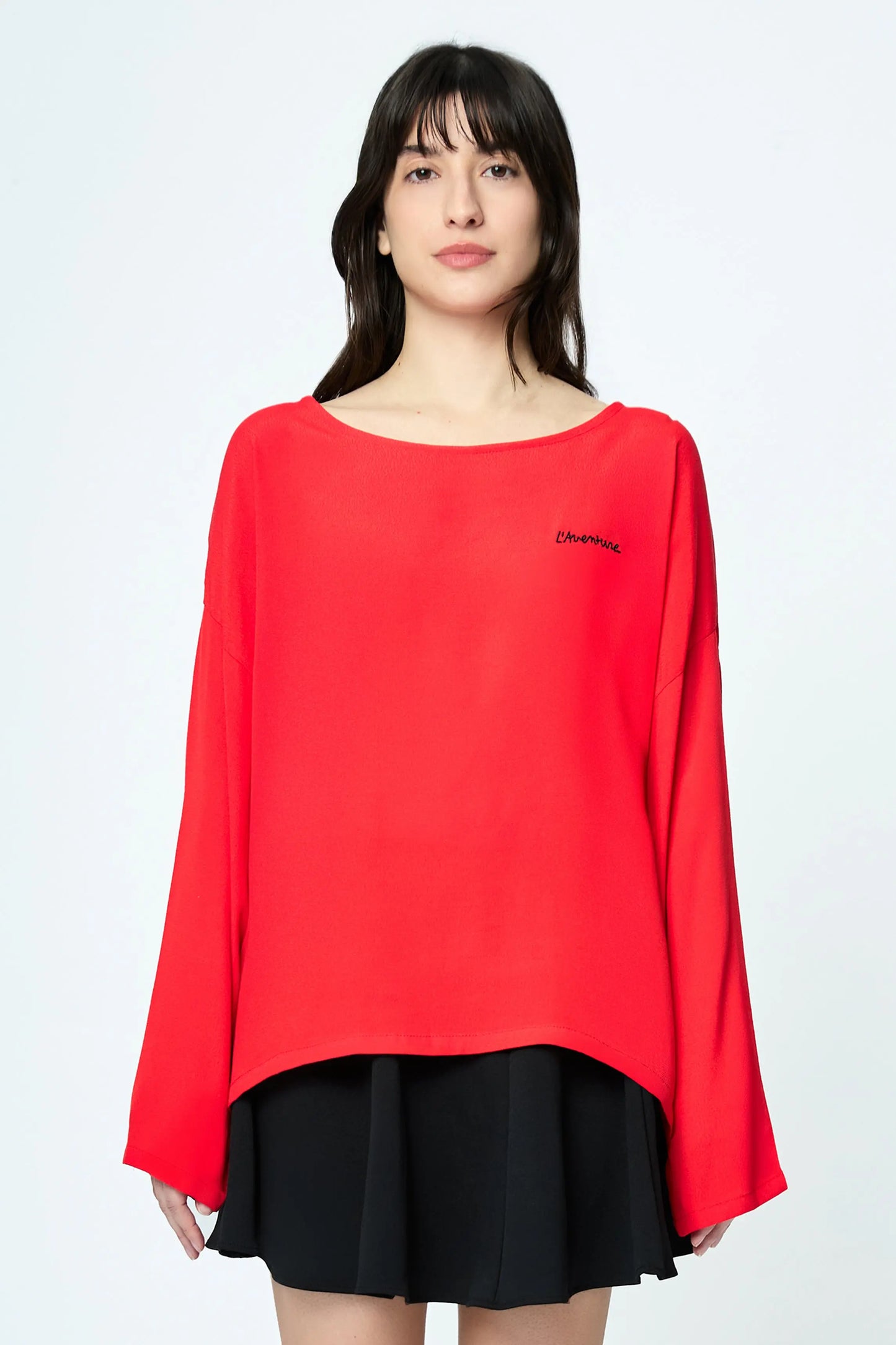 REMERA BORDADA LOGO ROJA - L'AVENTURE Argentina