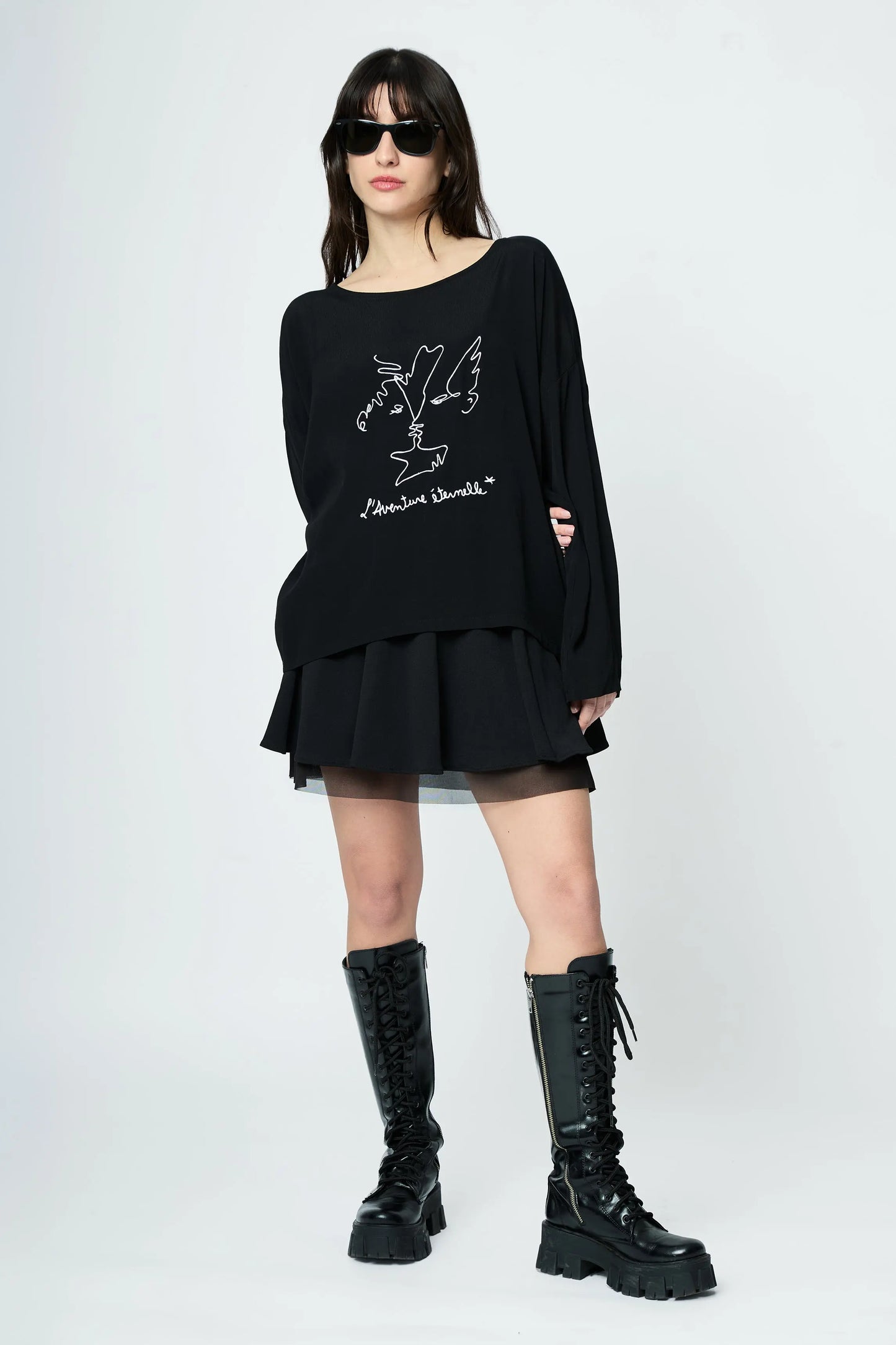 REMERA BORDADA L'AVENTURE ÉTERNELLE NEGRA - L'AVENTURE Argentina